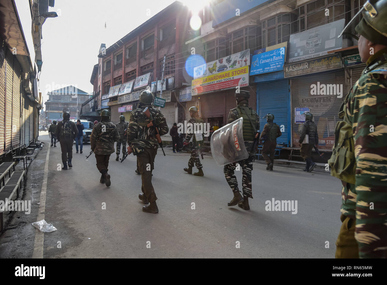 Srinagar, India. Xvii Feb, 2019. F indiano forze paramilitari sono visti pattugliano le strade di Srinagar dopo scontri.Gli operatori di Lal Chowk e mercati contigui hanno chiuso i loro negozi il 16 febbraio 2019 in segno di protesta contro gli attacchi il Kashmiris nello Jammu e fuori di credito: ZUMA Press, Inc./Alamy Live News Foto Stock