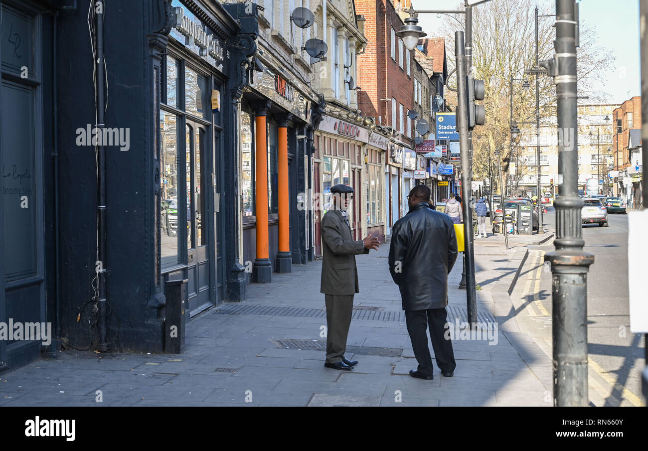 Londra, Regno Unito. Xvii Feb, 2019. Il tempo per una chiacchierata sulla Tottenham High Road in una bella giornata di sole nel nord di Londra Credito: Simon Dack/Alamy Live News Foto Stock