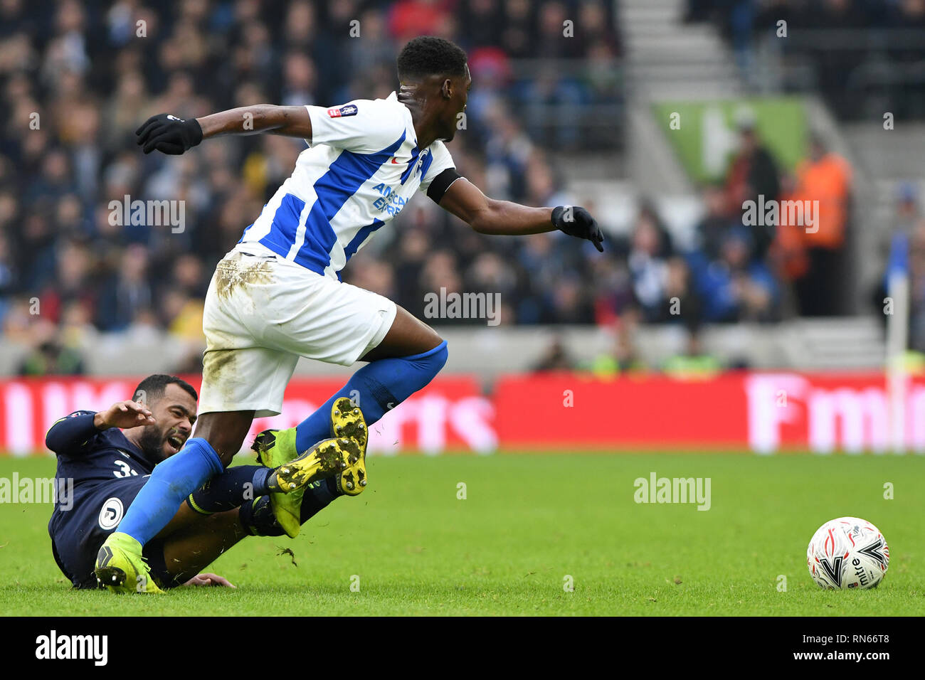 Brighton, Regno Unito. Xvi Feb, 2019. Ashley Cole del Derby County affronta Jurgen Locadia di Brighton & Hove Albion - Brighton & Hove Albion v Derby County, Emirati FA Cup - quinto round, Amex Stadium, Brighton - 16 Febbraio 2019 solo uso editoriale - DataCo restrizioni si applicano Credito: Giornata immagini limitata/Alamy Live News Foto Stock