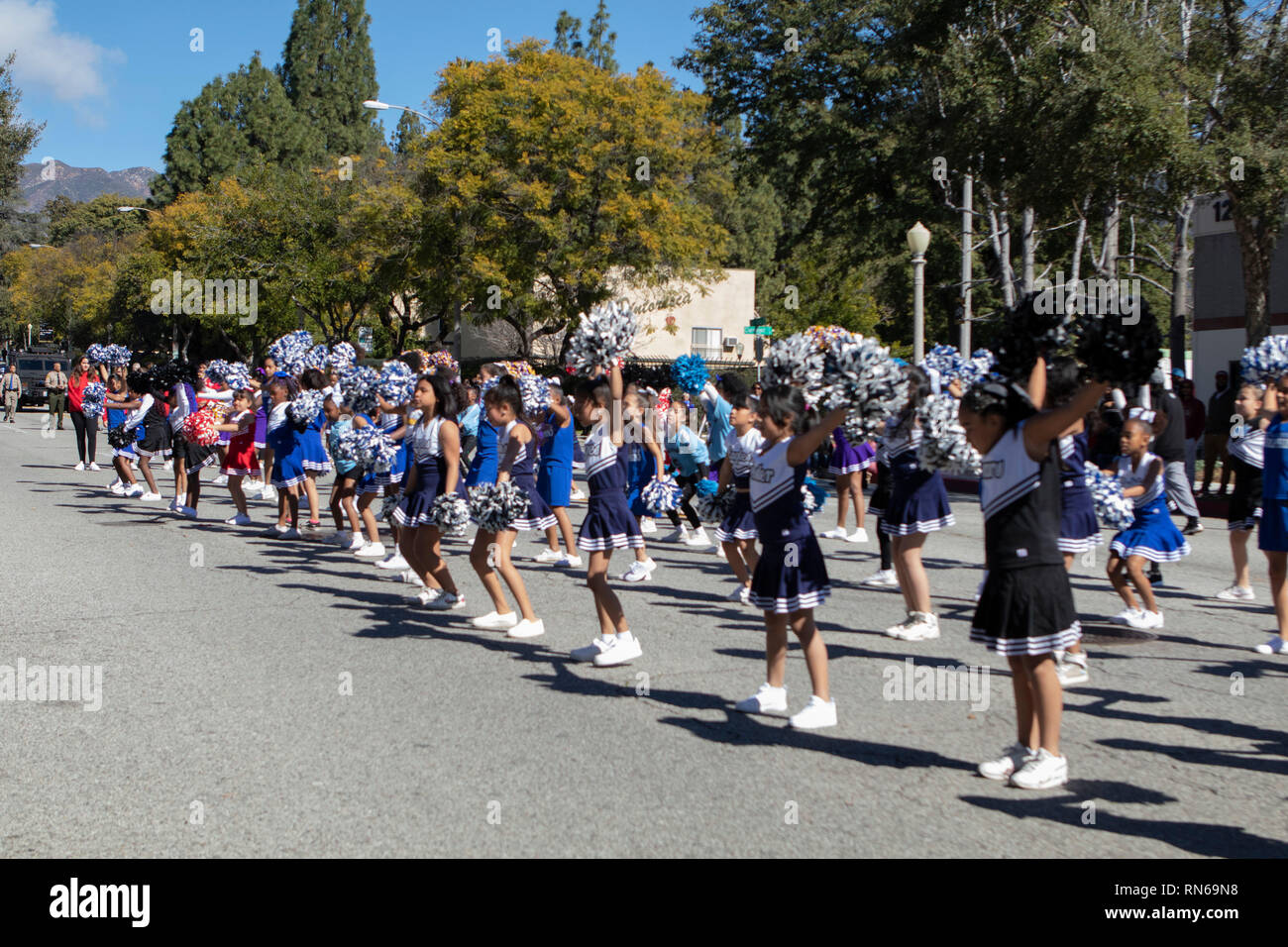 Pasadena, la Contea di Los Angeles, California, USA. 16 feb 2019. - Xxxvii nero annuale Parata Storia e Festival che celebra il nero il patrimonio e la cultura. La Comunità e la città circostanti hanno partecipato alla festa partecipando e guardare la parata che aveva celebrità, politici e attivisti, i club e i bambini di tutte le età da differenti livelli scolastici. Credito: Jesse Watrous/Alamy Live News Foto Stock