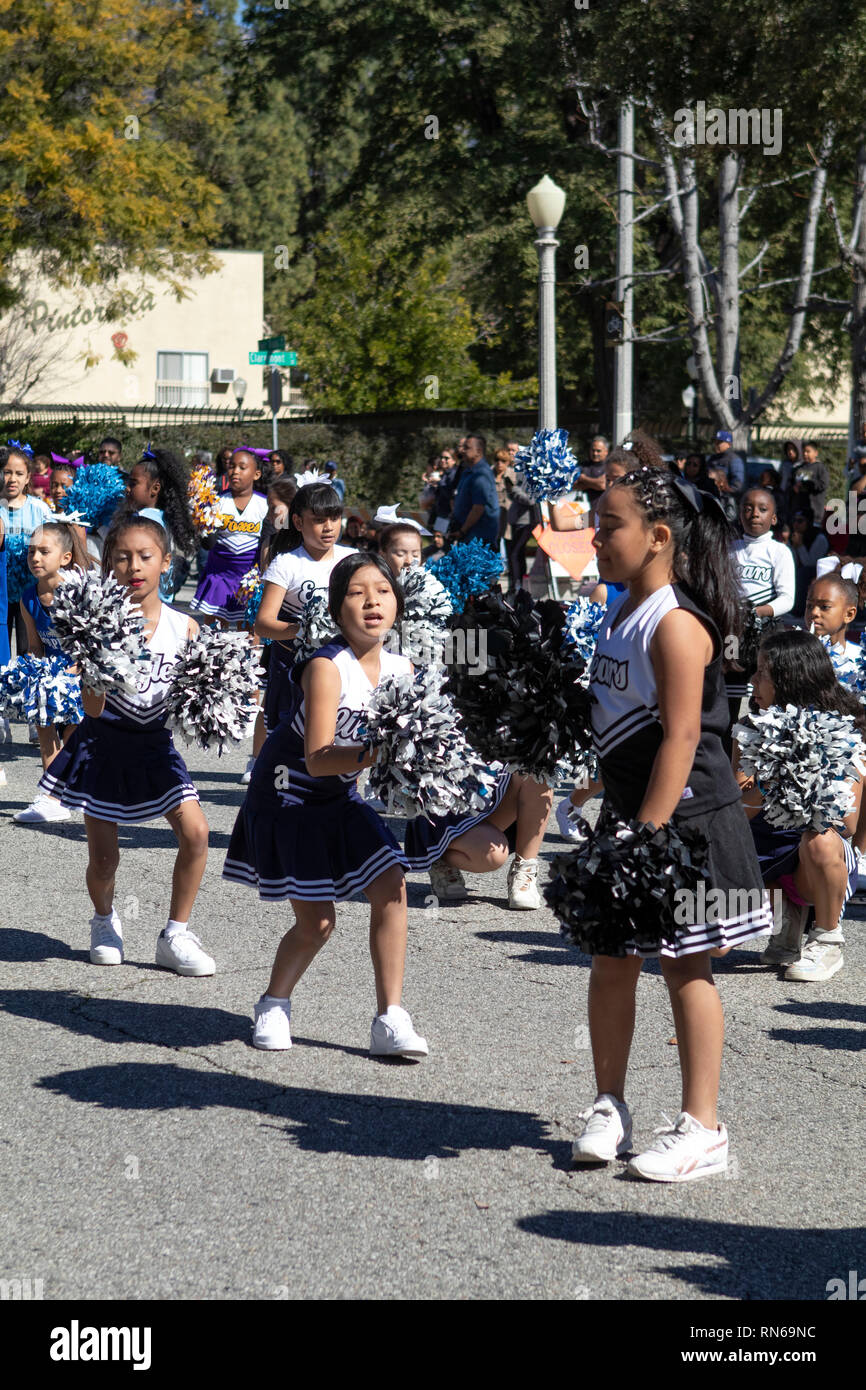 Pasadena, la Contea di Los Angeles, California, USA. 16 feb 2019. - Xxxvii nero annuale Parata Storia e Festival che celebra il nero il patrimonio e la cultura. La Comunità e la città circostanti hanno partecipato alla festa partecipando e guardare la parata che aveva celebrità, politici e attivisti, i club e i bambini di tutte le età da differenti livelli scolastici. Credito: Jesse Watrous/Alamy Live News Foto Stock