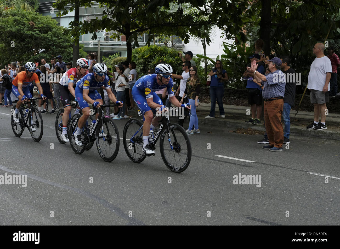 Medellin, Antioquia, Colombia. Xvii Feb, 2019. Iljo Keisse (R), equitazione per Deceuninck - Quick Step visto in azione durante la gara.Ultimo giorno del tour 2019 Colombia 2.1 diede al ciclista colombiano Miguel Ãngel LÃ³pez (Astana) il podio del tour dopo assaltando la leadership in sei e la fase finale. Domenica la fase 6 era 173.8 km e percorsa da El Retiro, Antioquia per un vertice fine in Alto de las Palmas a Medellin, Colombia. Credito: Andres Pantoja/SOPA Immagini/ZUMA filo/Alamy Live News Foto Stock