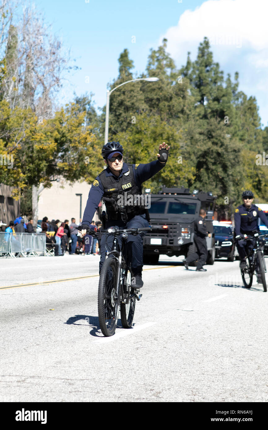 Pasadena, la Contea di Los Angeles, California, USA. 16 feb 2019. - Xxxvii nero annuale Parata Storia e Festival che celebra il nero il patrimonio e la cultura. La Comunità e la città circostanti hanno partecipato alla festa partecipando e guardare la parata che aveva celebrità, politici e attivisti, i club e i bambini di tutte le età da differenti livelli scolastici. Pasadena del Dipartimento di Polizia di credito: Jesse Watrous/Alamy Live News Foto Stock