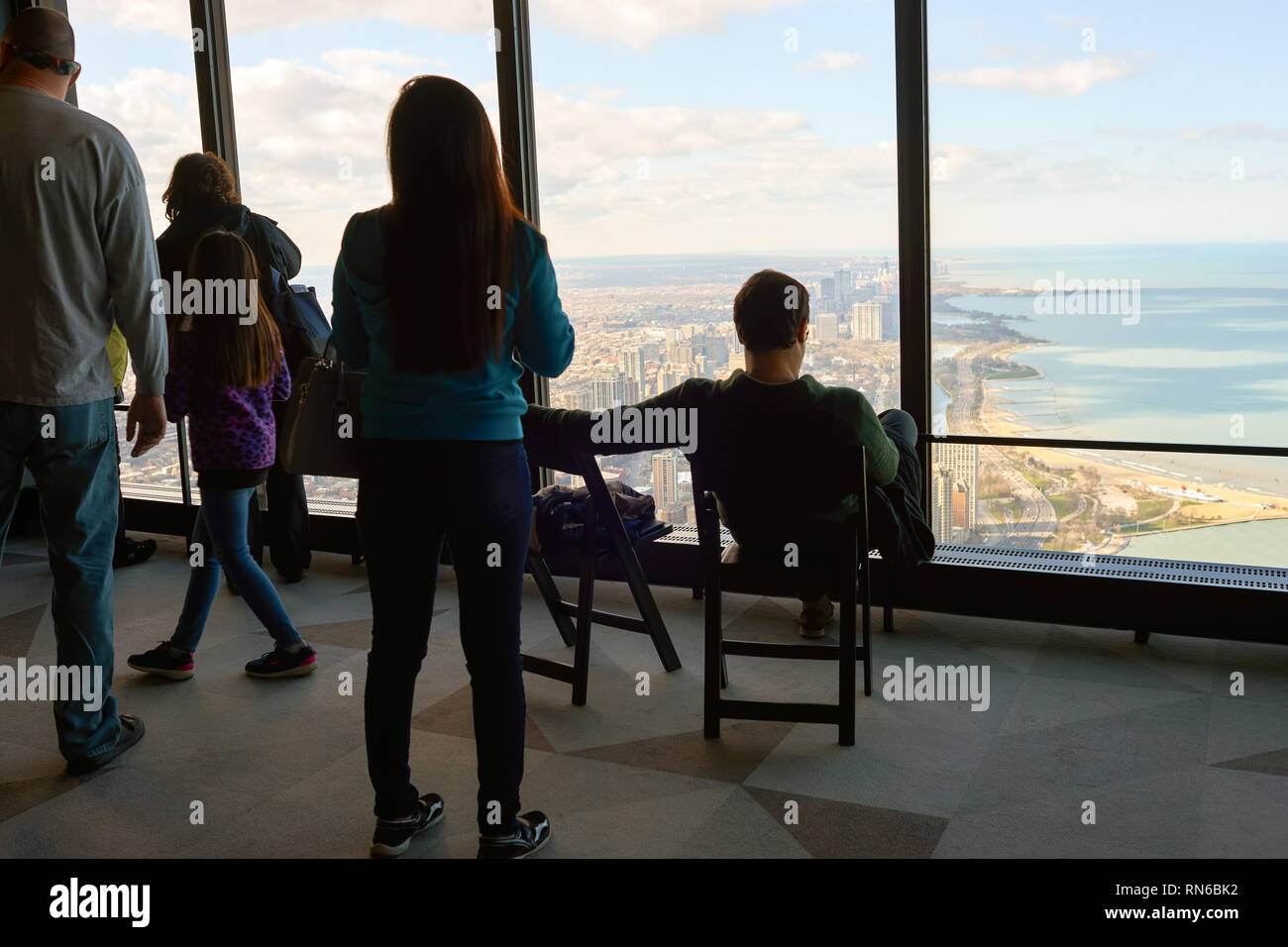 CHICAGO, IL - circa marzo, 2016: i visitatori a John Hancock Center dell'Osservatorio. Il John Hancock Center è un grattacielo supertall a 875 Nord Michiga Foto Stock