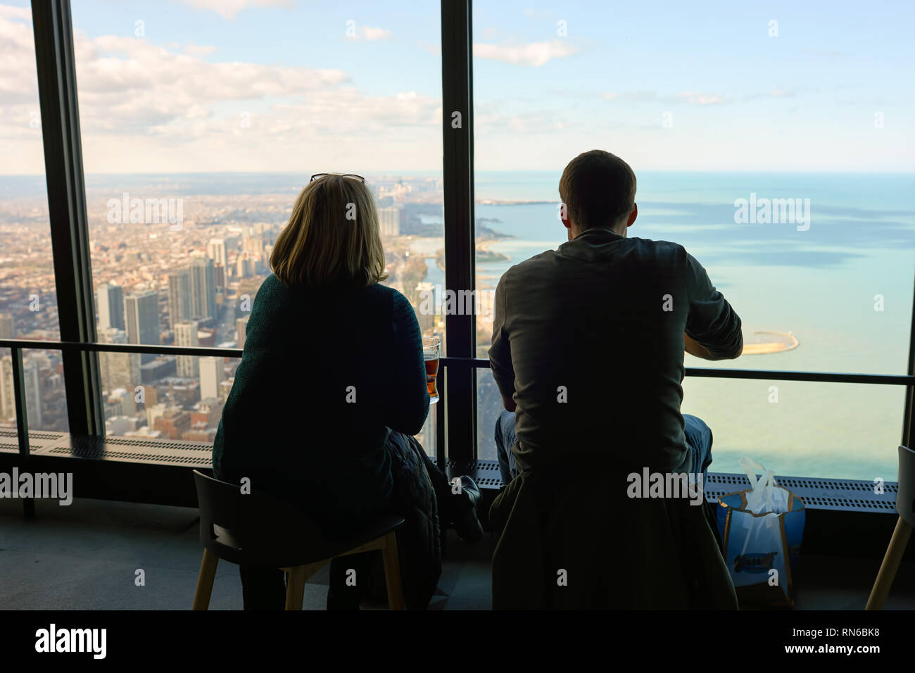 CHICAGO, IL - circa marzo, 2016: i visitatori a John Hancock Center dell'Osservatorio. Il John Hancock Center è un grattacielo supertall a 875 Nord Michiga Foto Stock