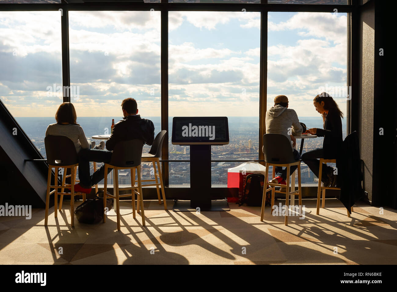 CHICAGO, IL - circa marzo, 2016: i visitatori a John Hancock Center dell'Osservatorio. Il John Hancock Center è un grattacielo supertall a 875 Nord Michiga Foto Stock