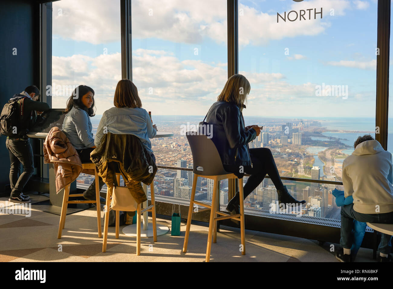CHICAGO, IL - circa marzo, 2016: i visitatori a John Hancock Center dell'Osservatorio. Il John Hancock Center è un grattacielo supertall a 875 Nord Michiga Foto Stock