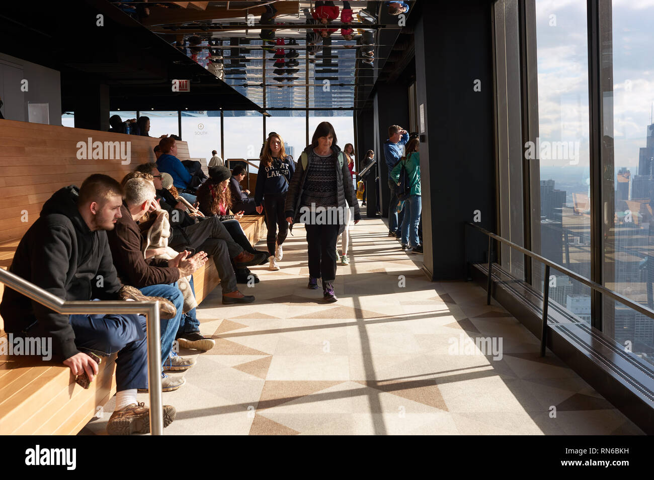 CHICAGO, IL - circa marzo, 2016: i visitatori a John Hancock Center dell'Osservatorio. Il John Hancock Center è un grattacielo supertall a 875 Nord Michiga Foto Stock