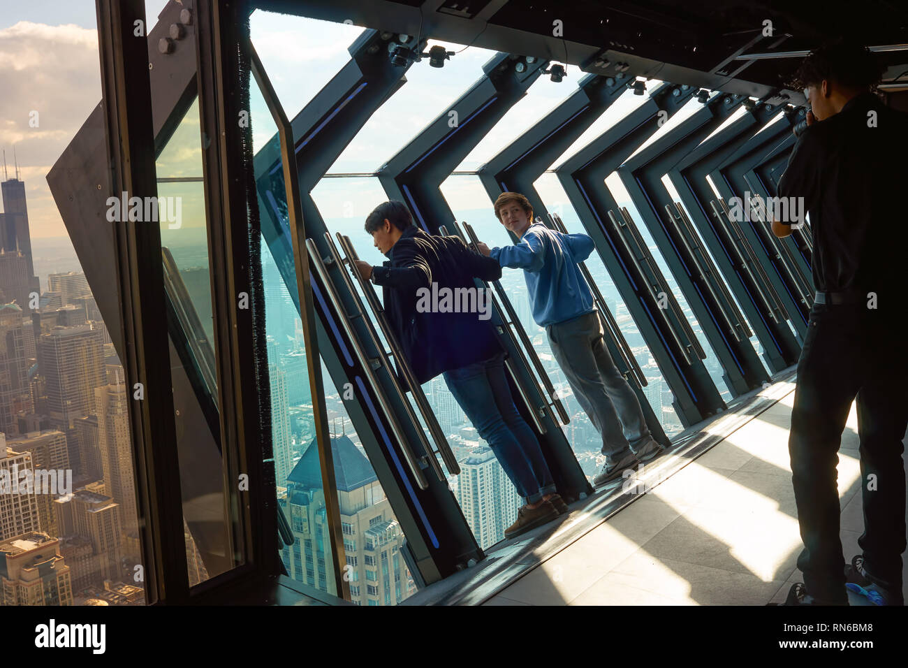 CHICAGO, IL - circa marzo, 2016: la piattaforma di inclinazione a John Hancock Center dell'Osservatorio. Il John Hancock Center è un grattacielo supertall a 875 Nort Foto Stock