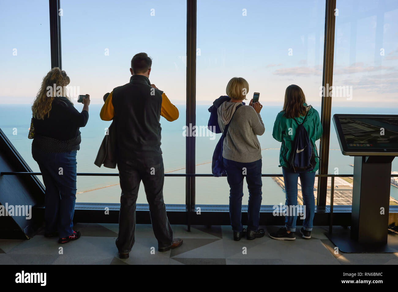 CHICAGO, IL - circa marzo, 2016: i visitatori a John Hancock Center dell'Osservatorio. Il John Hancock Center è un grattacielo supertall a 875 Nord Michiga Foto Stock