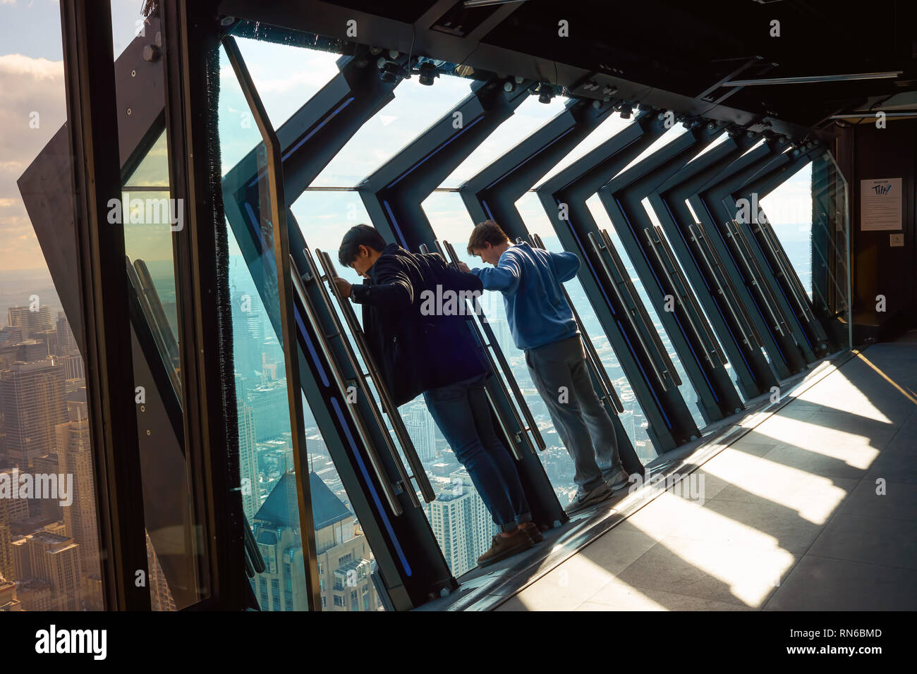 CHICAGO, IL - circa marzo, 2016: la piattaforma di inclinazione a John Hancock Center dell'Osservatorio. Il John Hancock Center è un grattacielo supertall a 875 Nort Foto Stock