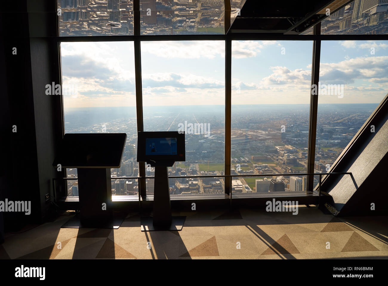 CHICAGO, IL - circa marzo, 2016: all'interno di John Hancock Center dell'Osservatorio. Il John Hancock Center è un grattacielo supertall a 875 North Michigan Foto Stock