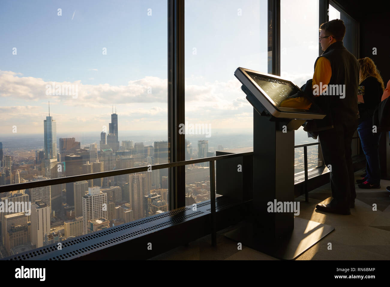 CHICAGO, IL - circa marzo, 2016: all'interno di John Hancock Center dell'Osservatorio. Il John Hancock Center è un grattacielo supertall a 875 North Michigan Foto Stock