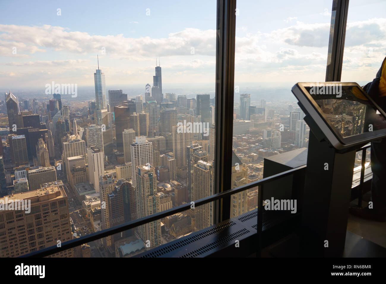 CHICAGO, IL - circa marzo, 2016: all'interno di John Hancock Center dell'Osservatorio. Il John Hancock Center è un grattacielo supertall a 875 North Michigan Foto Stock