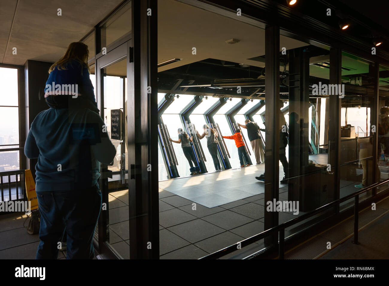 CHICAGO, IL - circa marzo, 2016: la piattaforma di inclinazione a John Hancock Center dell'Osservatorio. Il John Hancock Center è un grattacielo supertall a 875 Nort Foto Stock