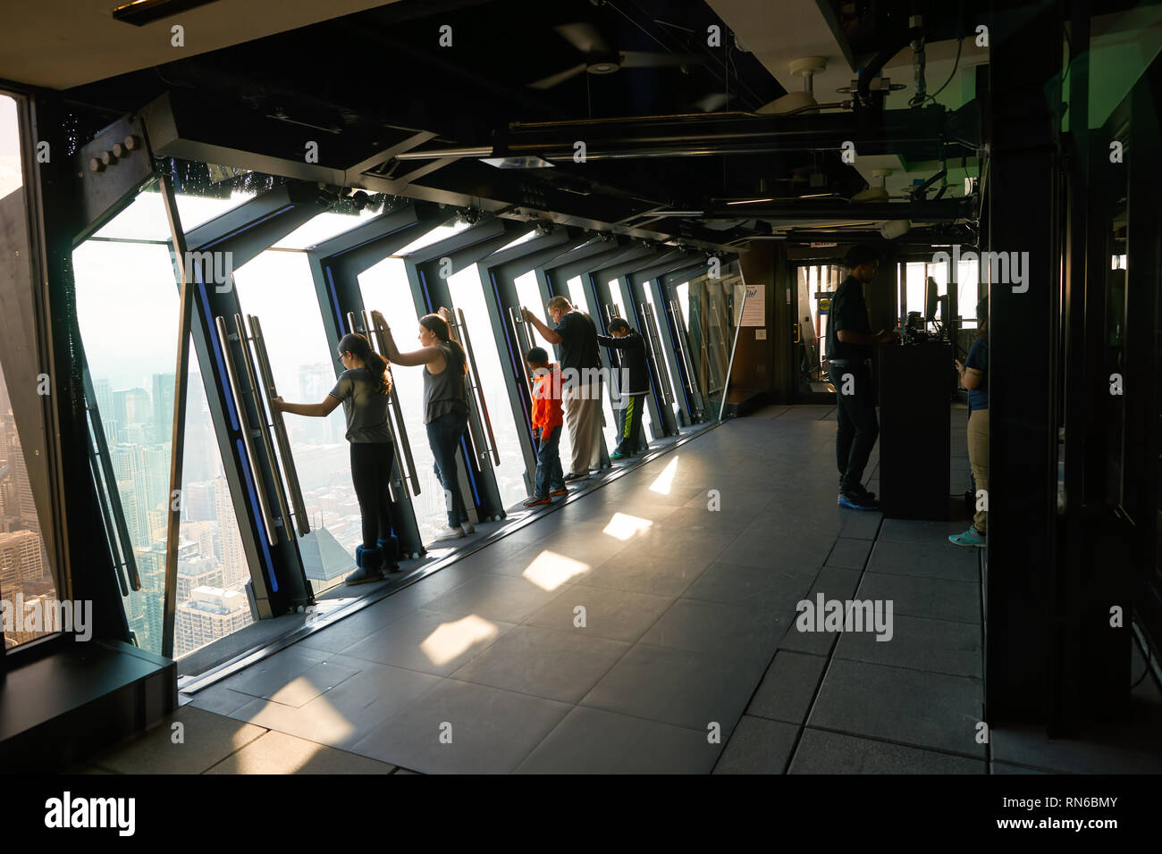 CHICAGO, IL - circa marzo, 2016: la piattaforma di inclinazione a John Hancock Center dell'Osservatorio. Il John Hancock Center è un grattacielo supertall a 875 Nort Foto Stock