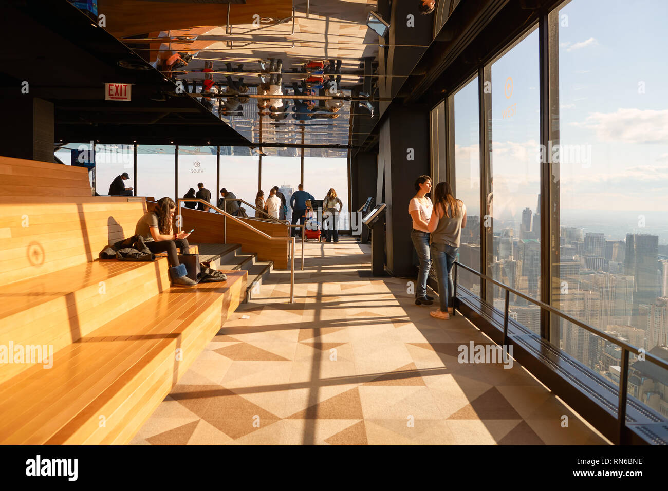 CHICAGO, IL - circa marzo, 2016: all'interno di John Hancock Center dell'Osservatorio. Il John Hancock Center è un grattacielo supertall a 875 North Michigan Foto Stock