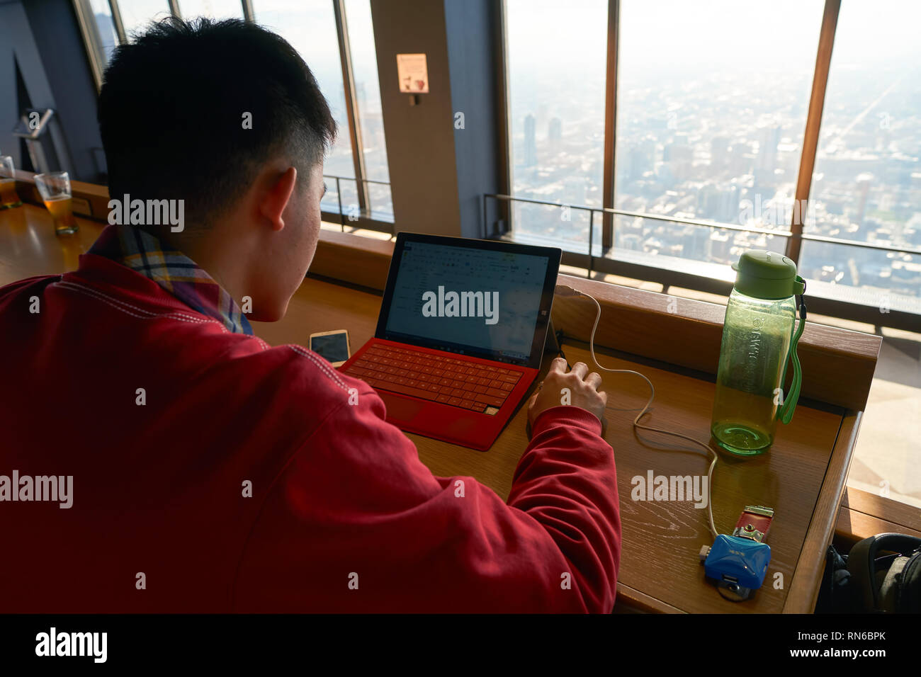 CHICAGO, IL - circa marzo, 2016: ospite presso la John Hancock Center dell'Osservatorio. Il John Hancock Center è un grattacielo supertall a 875 North Michigan Foto Stock