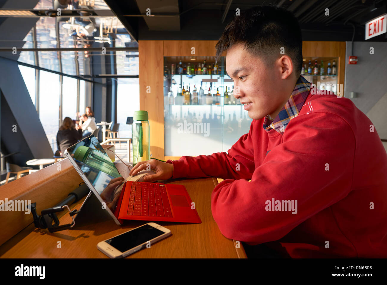 CHICAGO, IL - circa marzo, 2016: coperta ritratto del visitatore presso la John Hancock Center dell'Osservatorio. Il John Hancock Center è un grattacielo supertall a Foto Stock