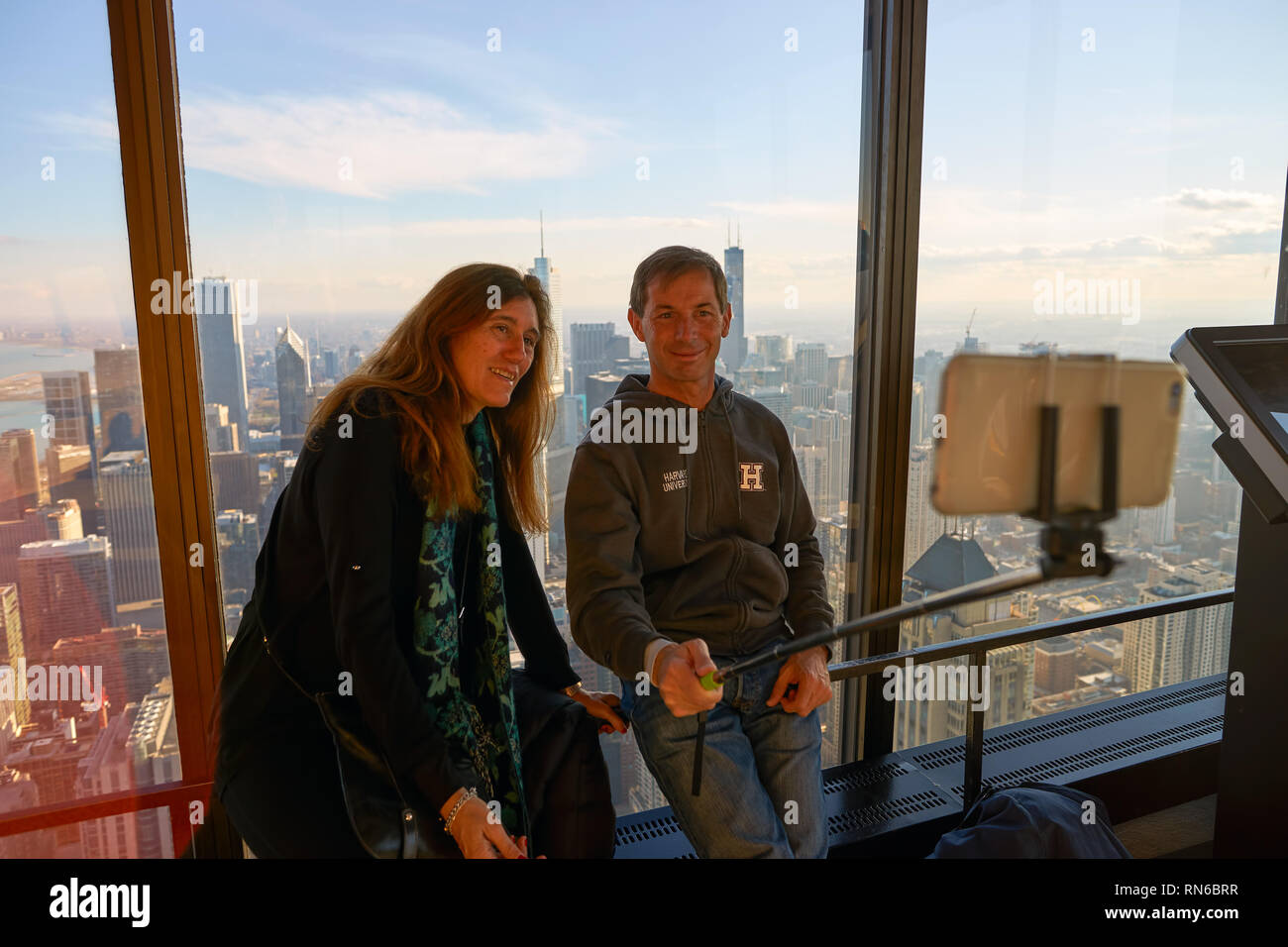 CHICAGO, IL - circa marzo, 2016: i visitatori a John Hancock Center dell'Osservatorio. Il John Hancock Center è un grattacielo supertall a 875 Nord Michiga Foto Stock