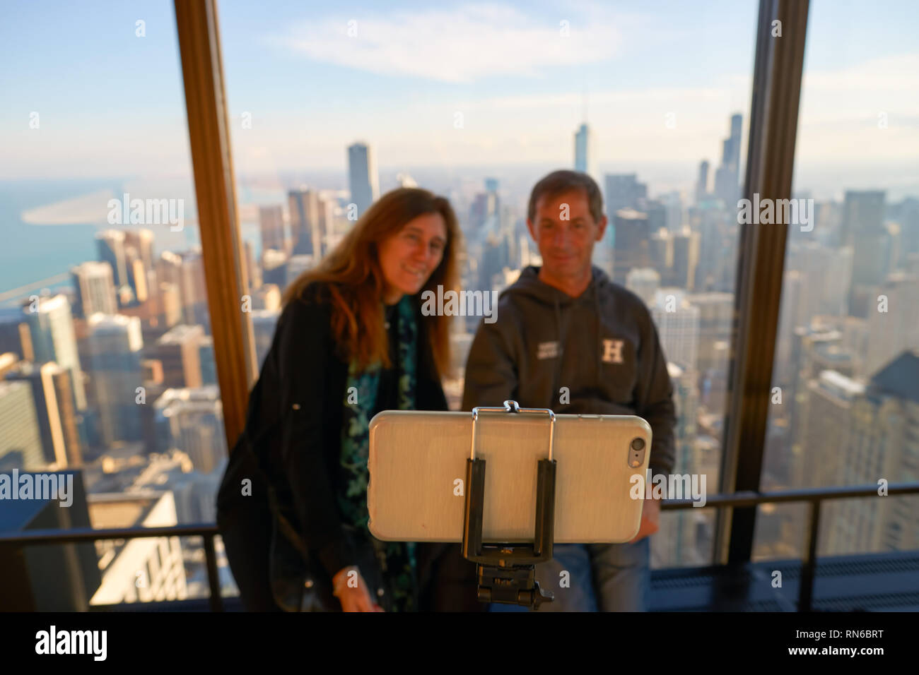 CHICAGO, IL - circa marzo, 2016: i visitatori a John Hancock Center dell'Osservatorio. Il John Hancock Center è un grattacielo supertall a 875 Nord Michiga Foto Stock