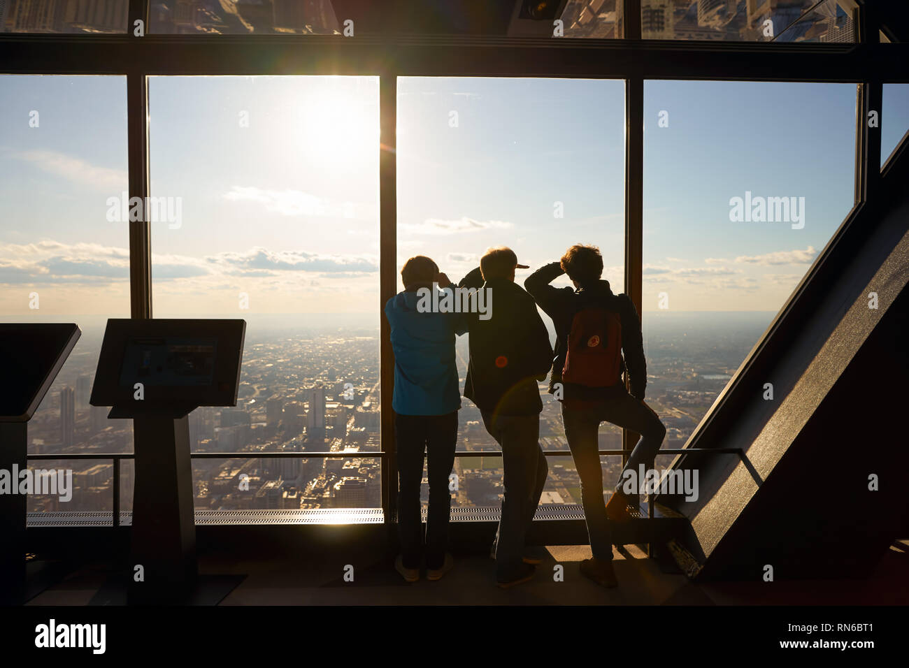 CHICAGO, IL - circa marzo, 2016: i visitatori a John Hancock Center dell'Osservatorio. Il John Hancock Center è un grattacielo supertall a 875 Nord Michiga Foto Stock
