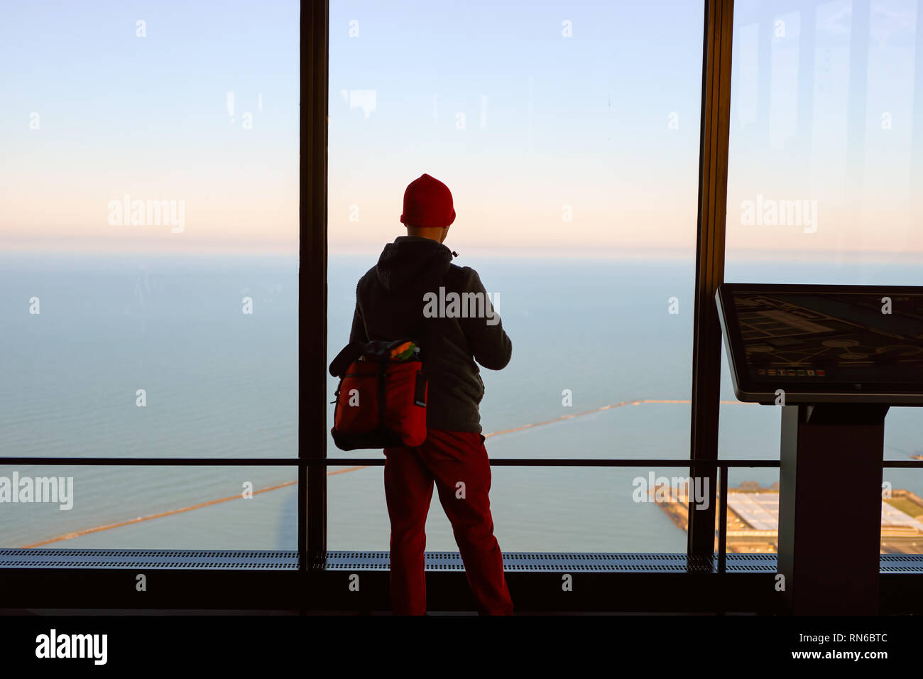 CHICAGO, IL - circa marzo, 2016: ospite presso la John Hancock Center dell'Osservatorio. Il John Hancock Center è un grattacielo supertall a 875 North Michigan Foto Stock