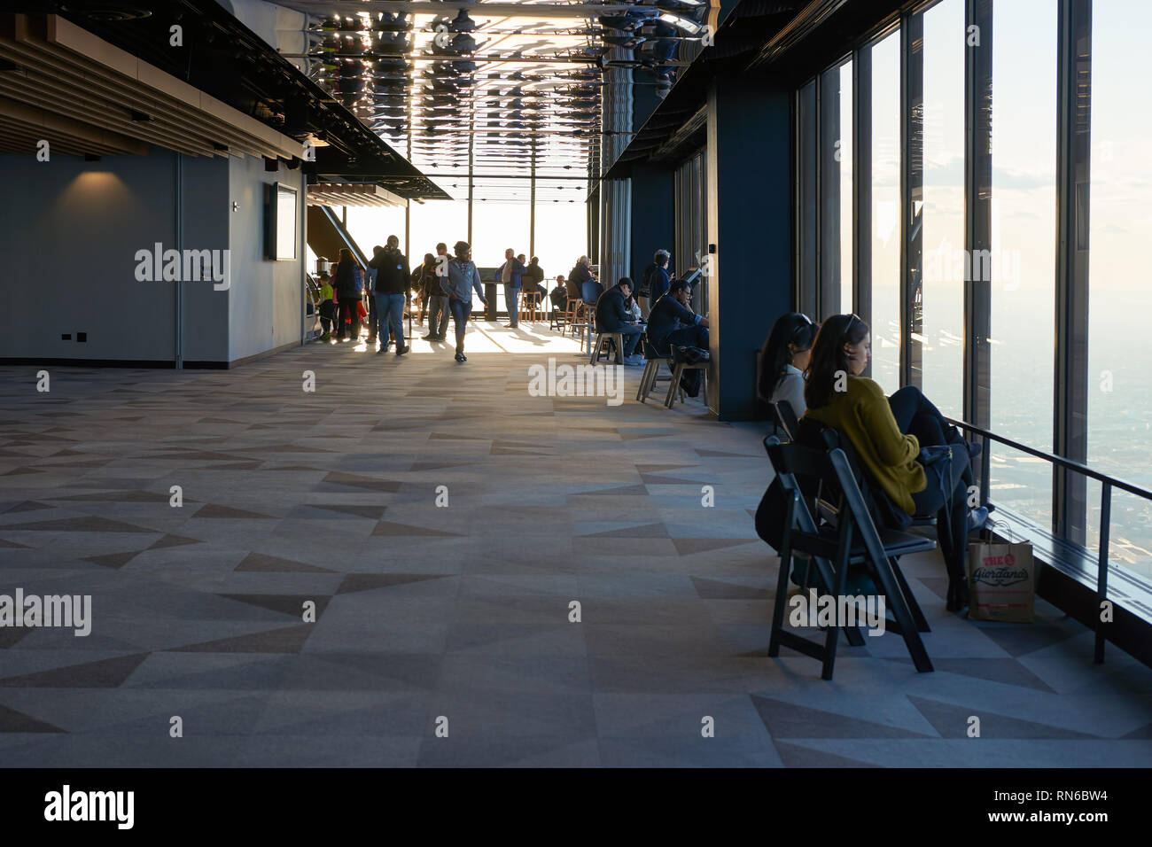 CHICAGO, IL - circa marzo, 2016: i visitatori a John Hancock Center dell'Osservatorio. Il John Hancock Center è un grattacielo supertall a 875 Nord Michiga Foto Stock