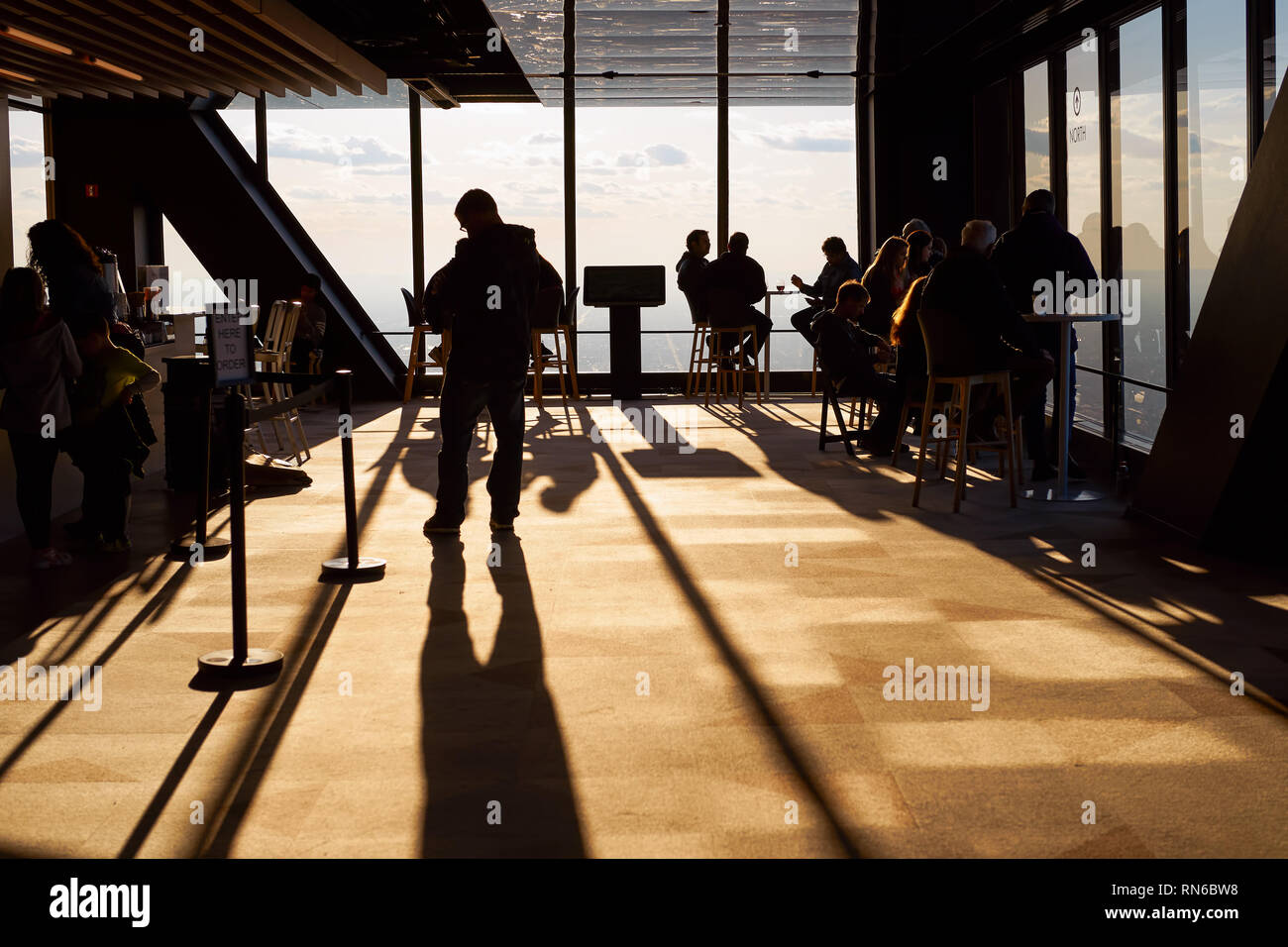 CHICAGO, IL - circa marzo, 2016: i visitatori a John Hancock Center dell'Osservatorio. Il John Hancock Center è un grattacielo supertall a 875 Nord Michiga Foto Stock