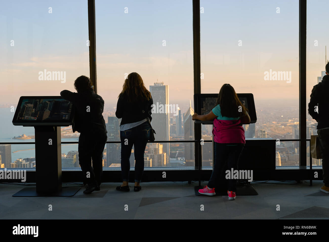 CHICAGO, IL - circa marzo, 2016: i visitatori a John Hancock Center dell'Osservatorio. Il John Hancock Center è un grattacielo supertall a 875 Nord Michiga Foto Stock
