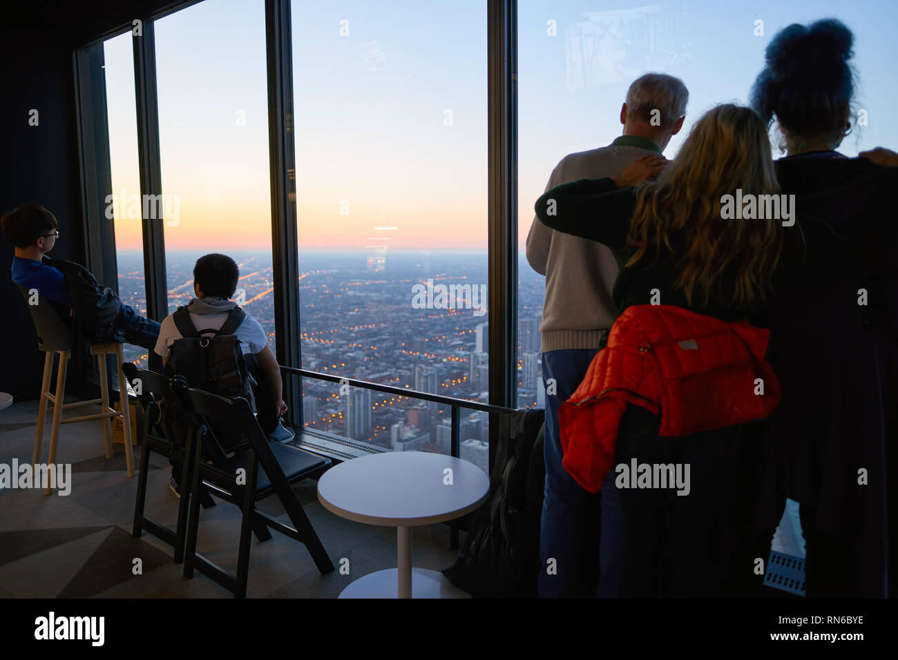 CHICAGO, IL - circa marzo, 2016: i visitatori a John Hancock Center dell'Osservatorio. Il John Hancock Center è un grattacielo supertall a 875 Nord Michiga Foto Stock