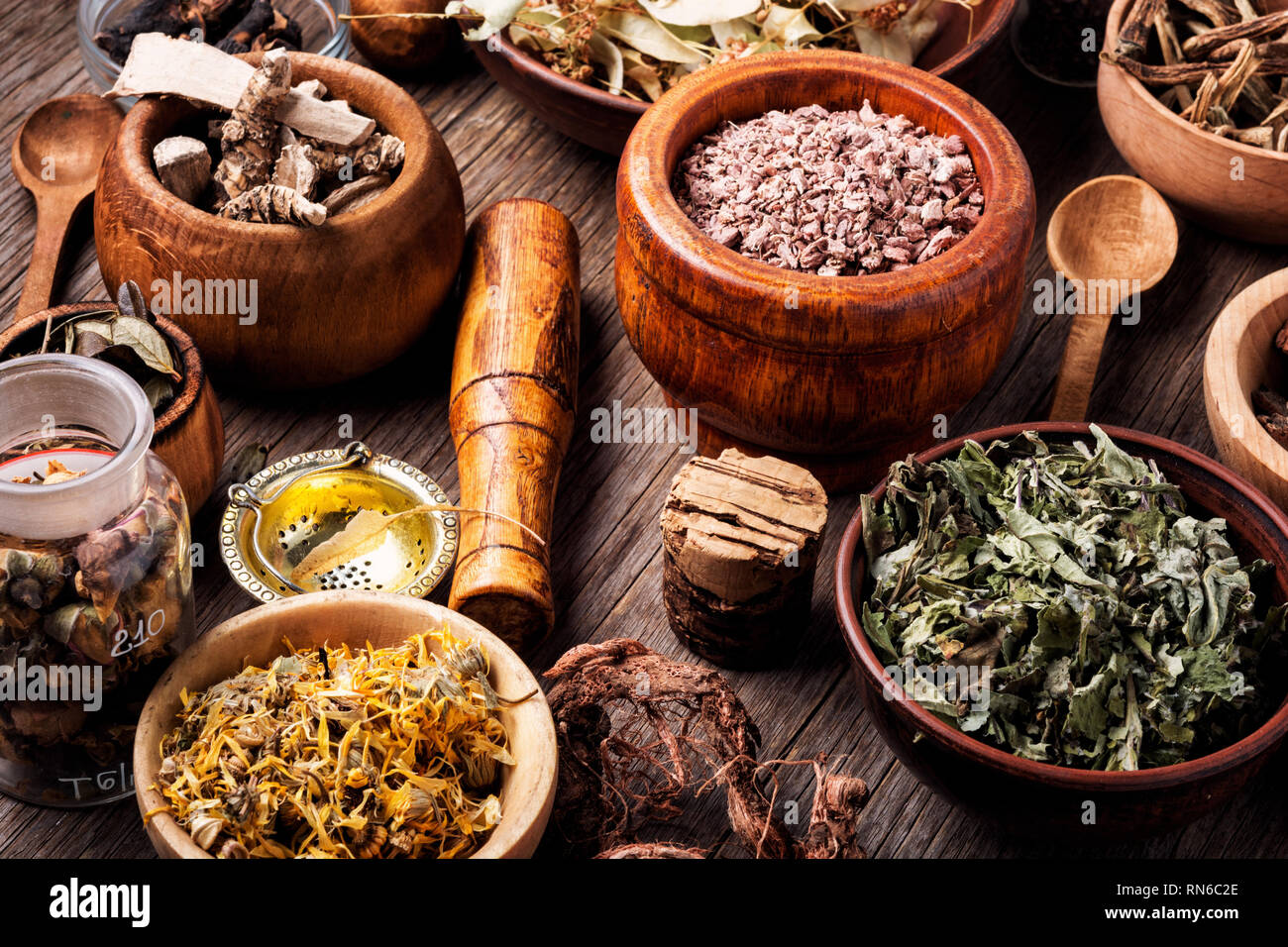 Un assortimento di naturale di erbe mediche.L'omeopatia e la medicina alternativa Foto Stock