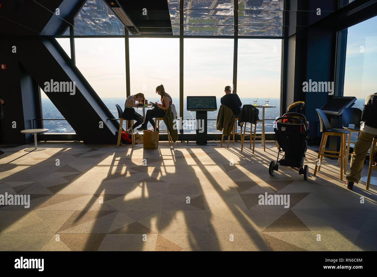 CHICAGO, IL - circa marzo, 2016: i visitatori a John Hancock Center dell'Osservatorio. Il John Hancock Center è un grattacielo supertall a 875 Nord Michiga Foto Stock
