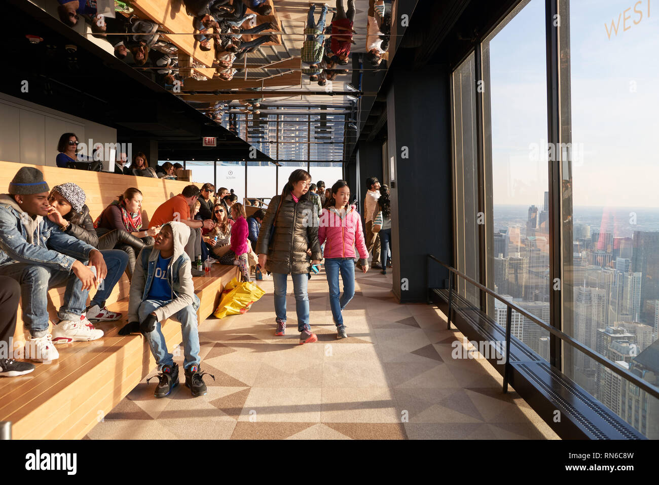 CHICAGO, IL - circa marzo, 2016: i visitatori a John Hancock Center dell'Osservatorio. Il John Hancock Center è un grattacielo supertall a 875 Nord Michiga Foto Stock
