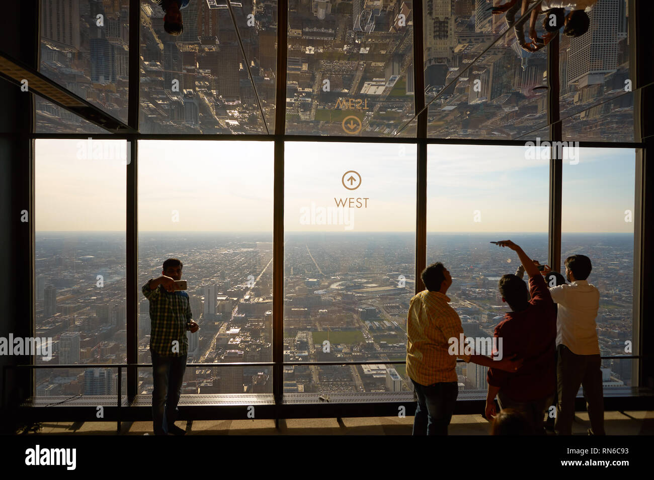 CHICAGO, IL - circa marzo, 2016: i visitatori a John Hancock Center dell'Osservatorio. Il John Hancock Center è un grattacielo supertall a 875 Nord Michiga Foto Stock