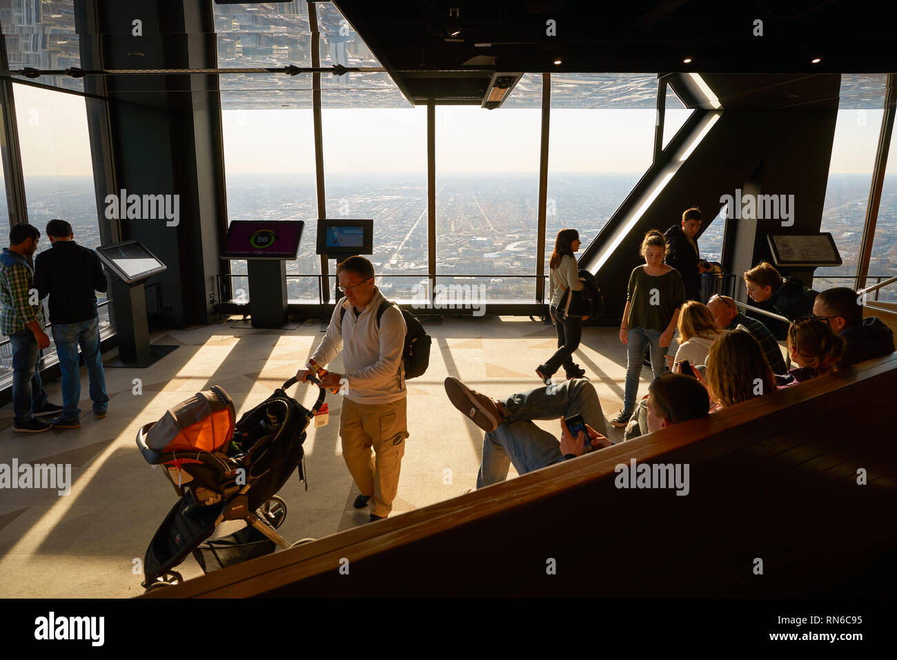 CHICAGO, IL - circa marzo, 2016: i visitatori a John Hancock Center dell'Osservatorio. Il John Hancock Center è un grattacielo supertall a 875 Nord Michiga Foto Stock