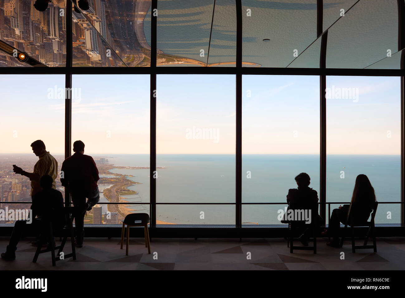 CHICAGO, IL - circa marzo, 2016: i visitatori a John Hancock Center dell'Osservatorio. Il John Hancock Center è un grattacielo supertall a 875 Nord Michiga Foto Stock