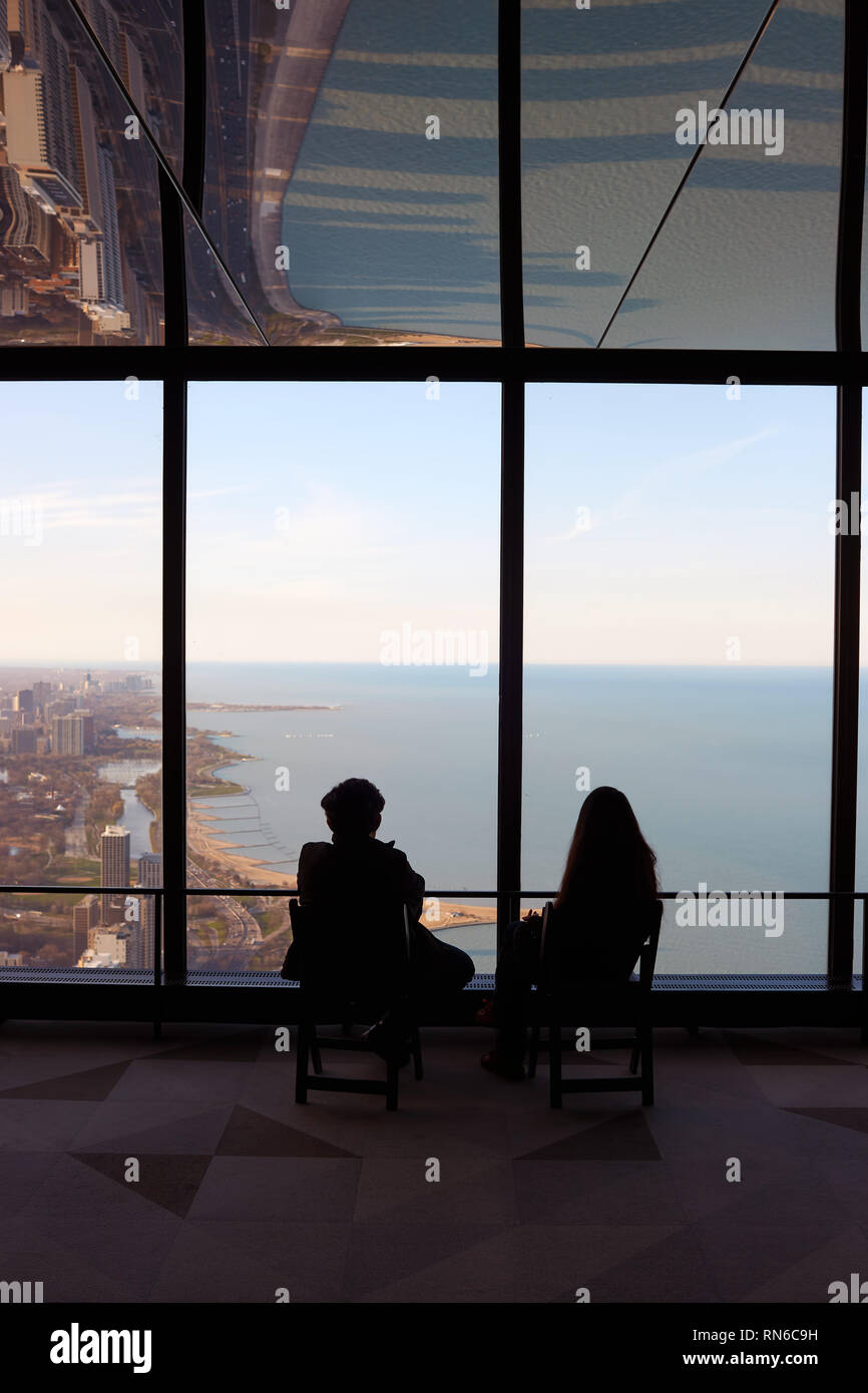 CHICAGO, IL - circa marzo, 2016: i visitatori a John Hancock Center dell'Osservatorio. Il John Hancock Center è un grattacielo supertall a 875 Nord Michiga Foto Stock