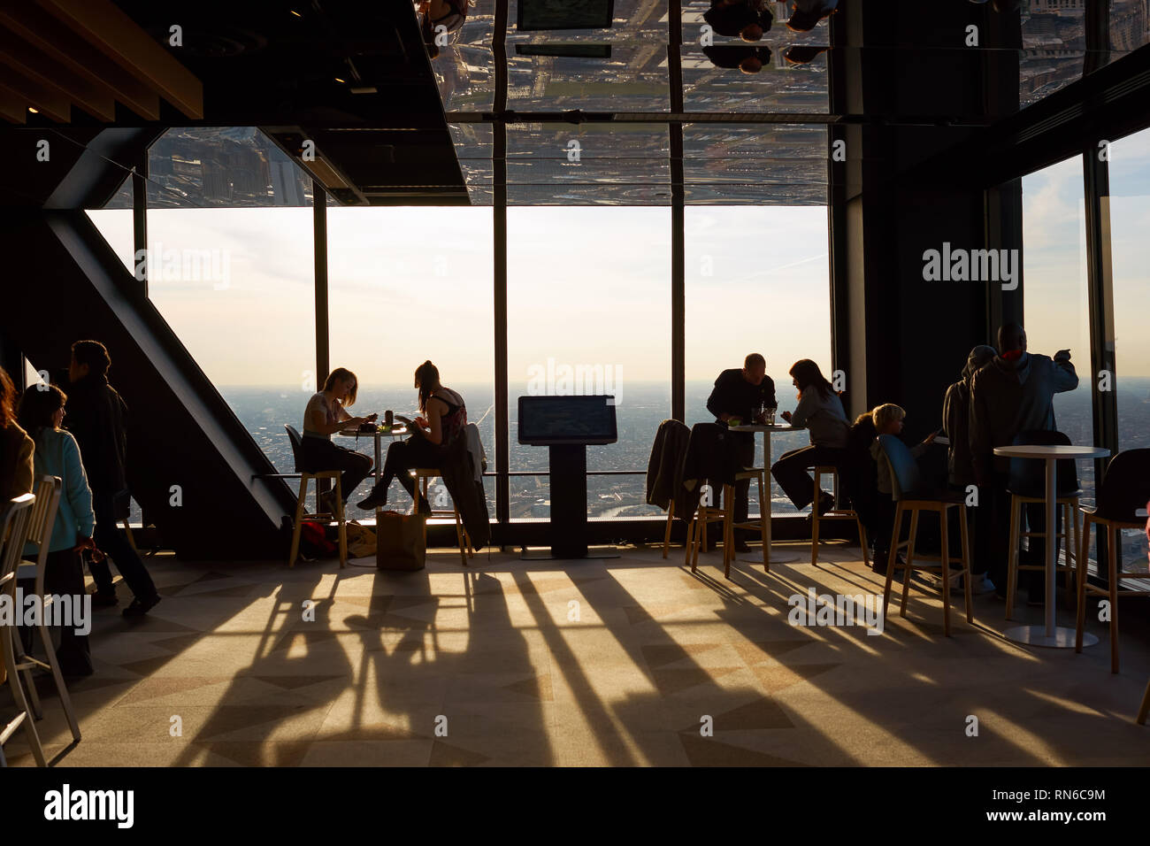 CHICAGO, IL - circa marzo, 2016: i visitatori a John Hancock Center dell'Osservatorio. Il John Hancock Center è un grattacielo supertall a 875 Nord Michiga Foto Stock