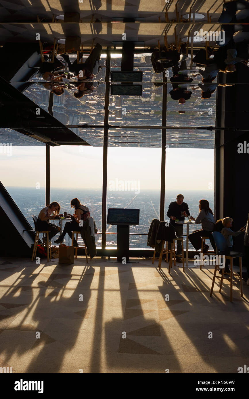 CHICAGO, IL - circa marzo, 2016: i visitatori a John Hancock Center dell'Osservatorio. Il John Hancock Center è un grattacielo supertall a 875 Nord Michiga Foto Stock