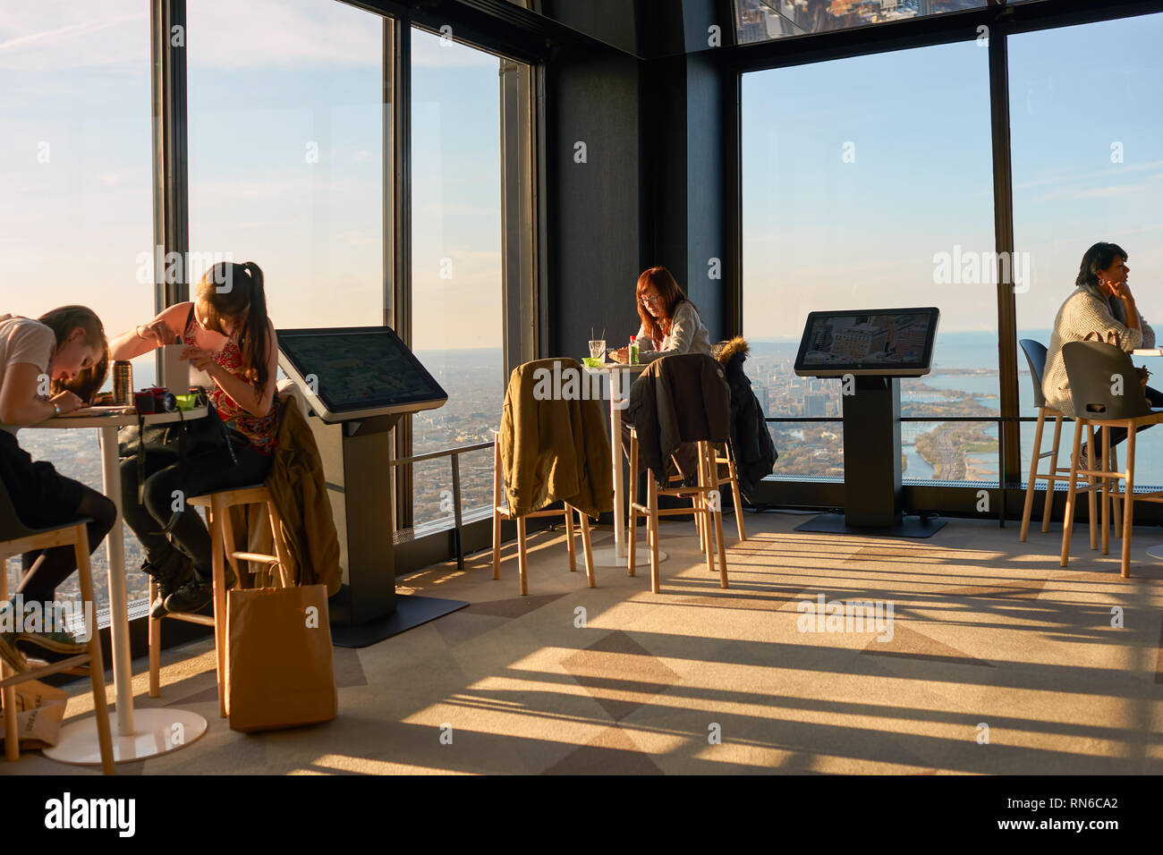CHICAGO, IL - circa marzo, 2016: i visitatori a John Hancock Center dell'Osservatorio. Il John Hancock Center è un grattacielo supertall a 875 Nord Michiga Foto Stock