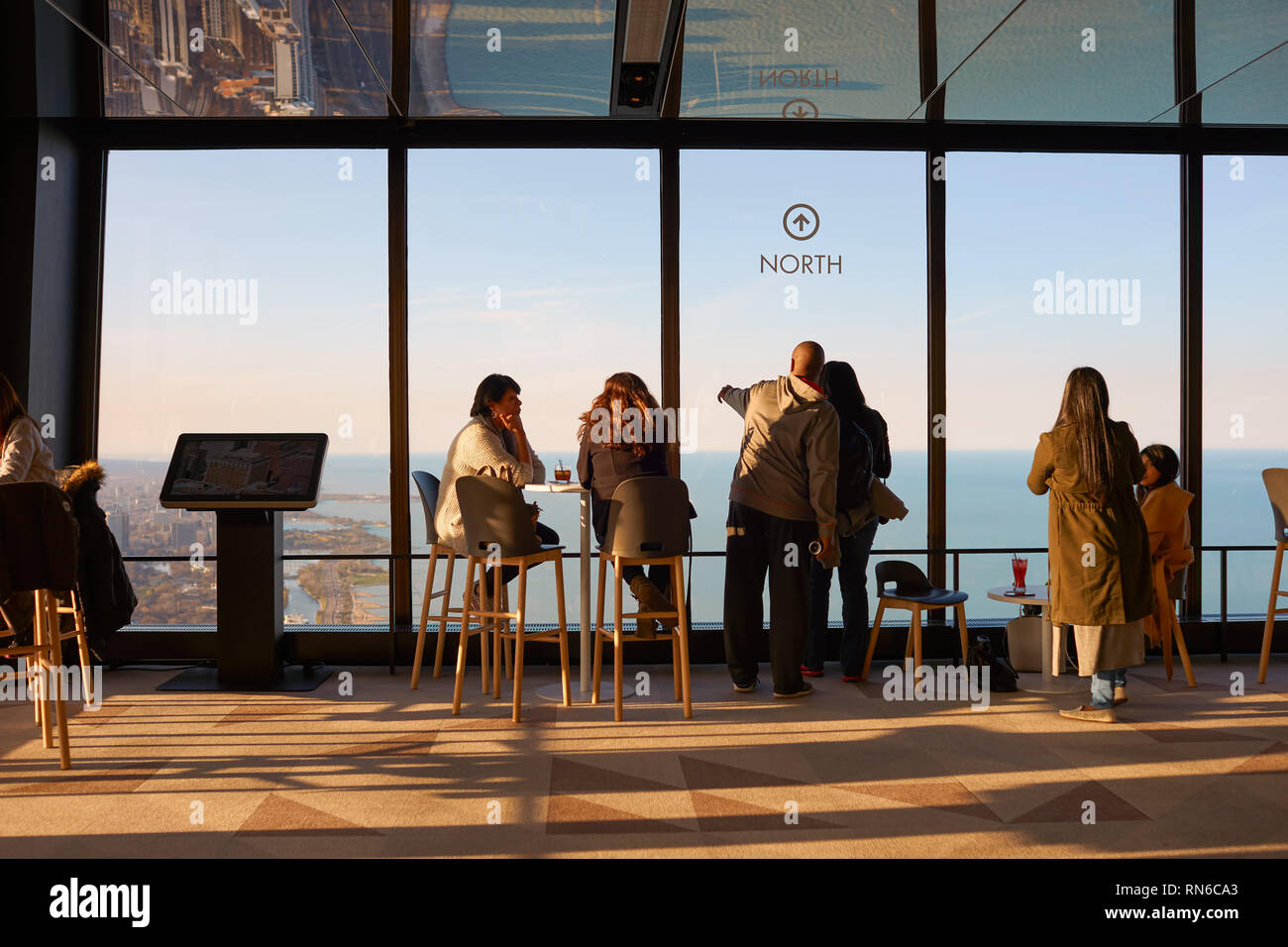 CHICAGO, IL - circa marzo, 2016: i visitatori a John Hancock Center dell'Osservatorio. Il John Hancock Center è un grattacielo supertall a 875 Nord Michiga Foto Stock