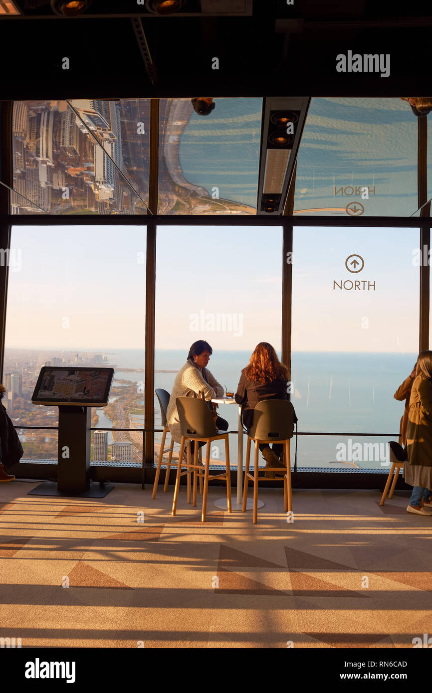 CHICAGO, IL - circa marzo, 2016: i visitatori a John Hancock Center dell'Osservatorio. Il John Hancock Center è un grattacielo supertall a 875 Nord Michiga Foto Stock