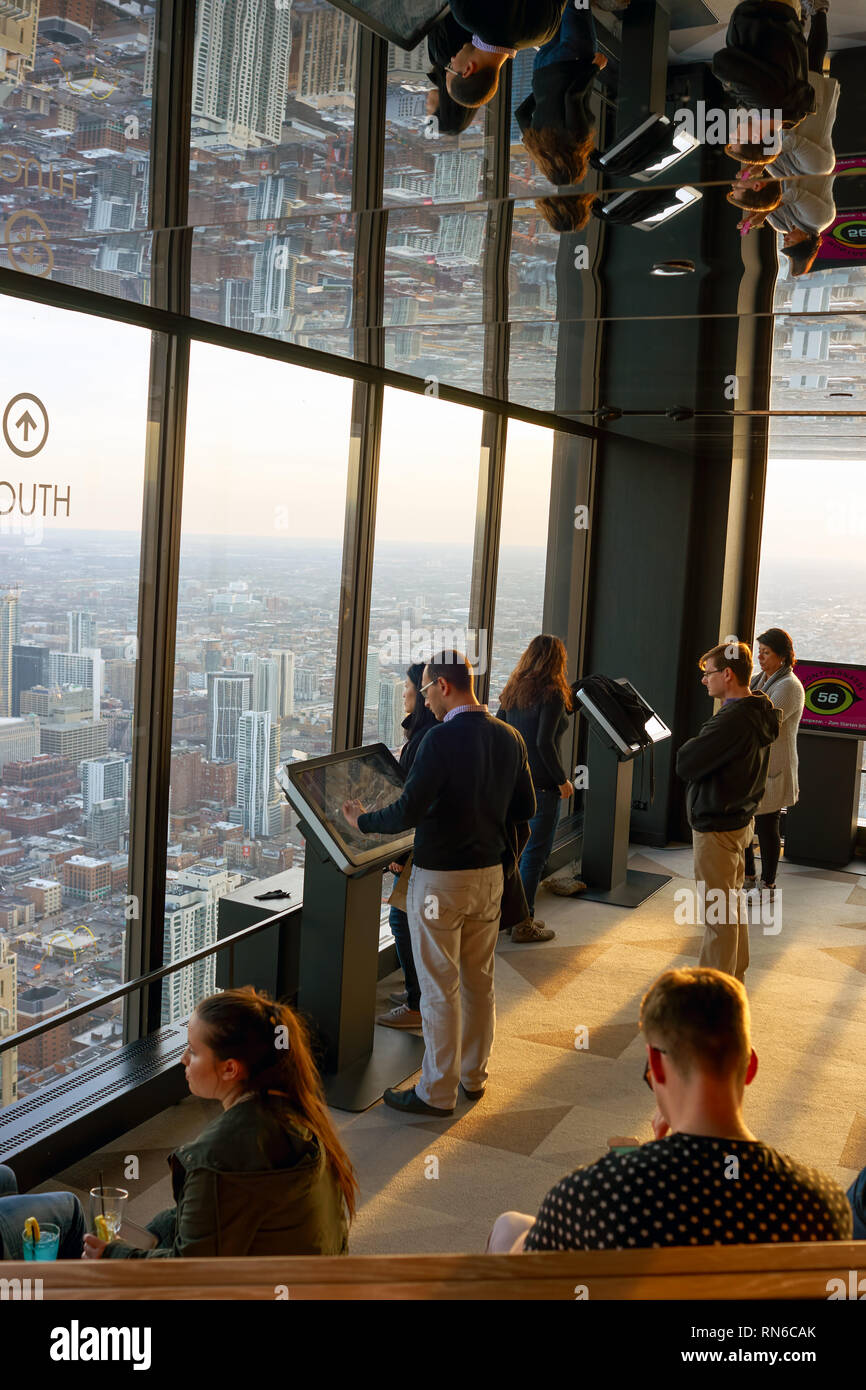 CHICAGO, IL - circa marzo, 2016: i visitatori a John Hancock Center dell'Osservatorio. Il John Hancock Center è un grattacielo supertall a 875 Nord Michiga Foto Stock