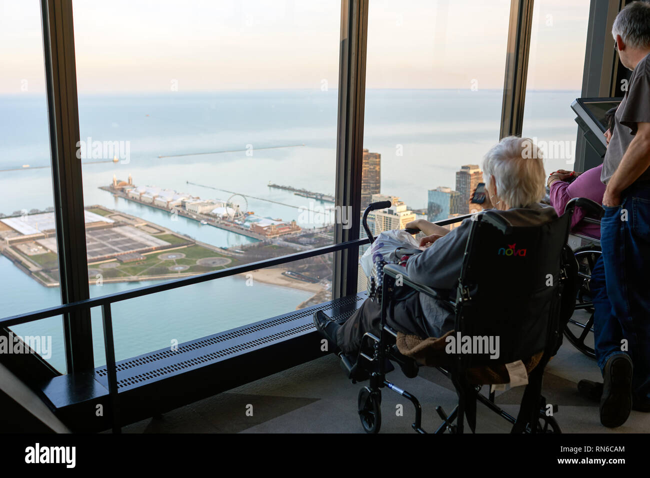 CHICAGO, IL - circa marzo, 2016: i visitatori a John Hancock Center dell'Osservatorio. Il John Hancock Center è un grattacielo supertall a 875 Nord Michiga Foto Stock