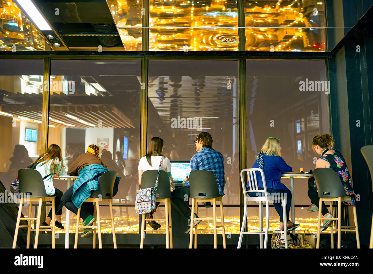 CHICAGO, IL - circa marzo, 2016: i visitatori a John Hancock Center dell'Osservatorio. Il John Hancock Center è un grattacielo supertall a 875 Nord Michiga Foto Stock