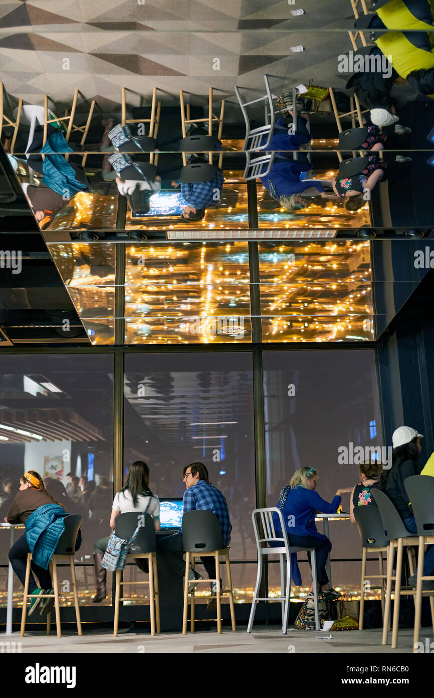 CHICAGO, IL - circa marzo, 2016: i visitatori a John Hancock Center dell'Osservatorio. Il John Hancock Center è un grattacielo supertall a 875 Nord Michiga Foto Stock