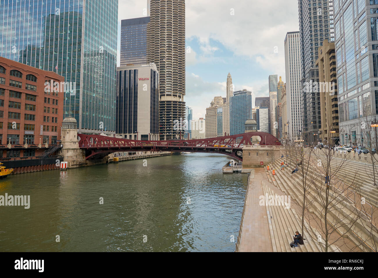 CHICAGO, IL - circa marzo, 2016: Chicago River nelle ore diurne. Il Chicago River è un sistema di fiumi e canali che corre attraverso la città di Chicag Foto Stock