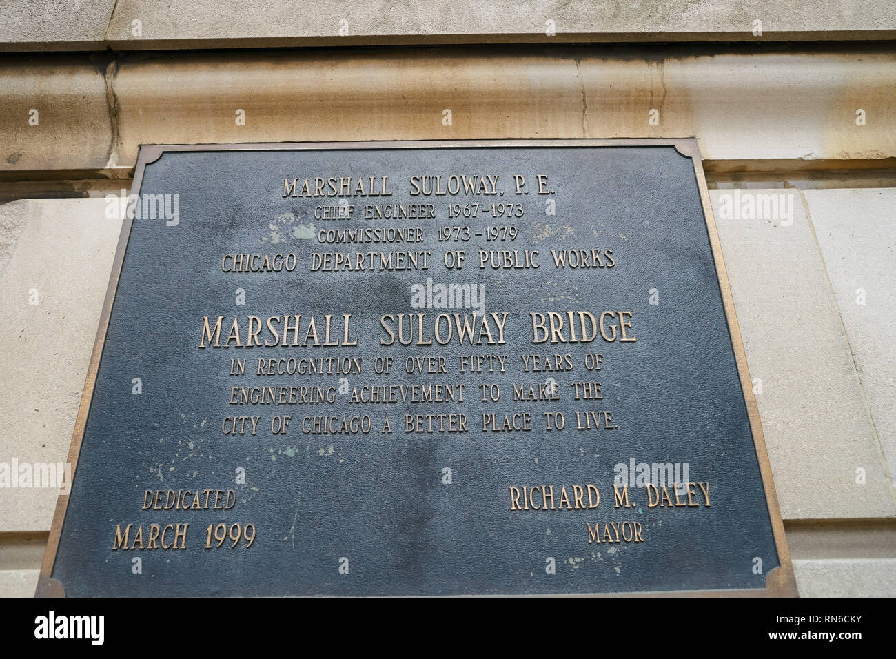 CHICAGO, IL - circa marzo, 2016: tablet signage su il La Salle Street Bridge di Chicago. Chicago è la terza città più popolosa del Regno membro Foto Stock