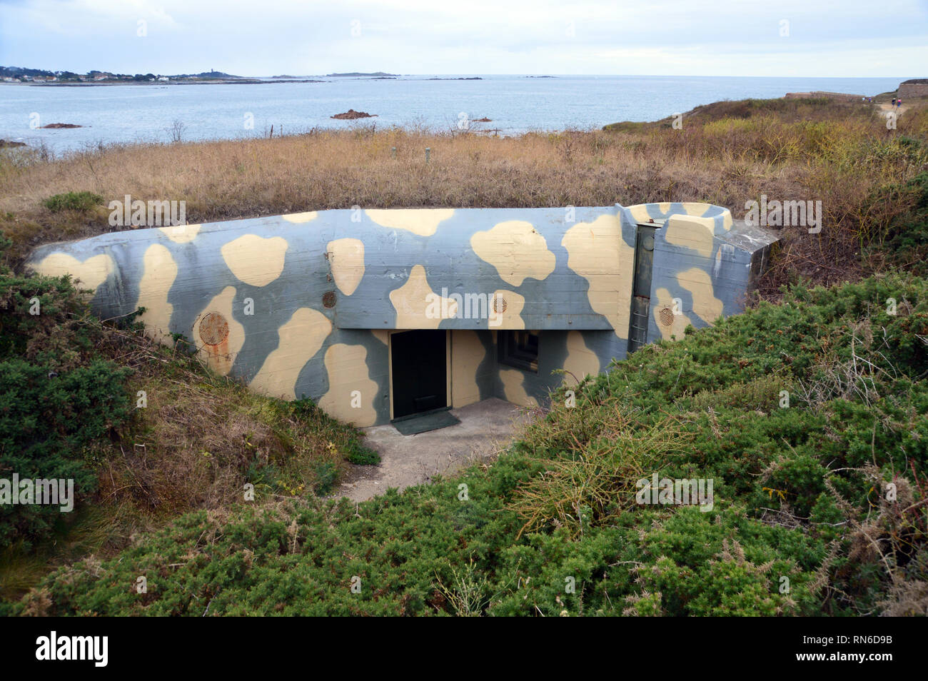 Mimetizzati WW2 Bunker tedesco per un 10.5cm costa pistola difesa sul sentiero costiero sulla sponda nord della baia di Vazon, Guernsey, Isole del Canale.UK. Foto Stock